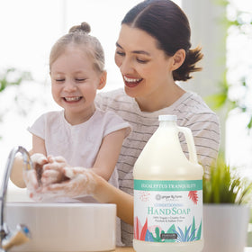 Ginger Lily Farms Savon Liquide Eucalyptus Tranquility sur un fond de spa