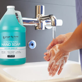 Ginger Lily Farms Savon Mains Conditionnant 1L, en utilisation au lavabo