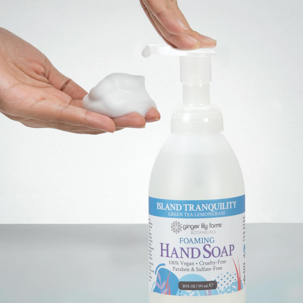 Ginger Lily Farms savon moussant avec mousse sur les mains