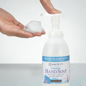 Ginger Lily Farms savon moussant avec mousse sur les mains