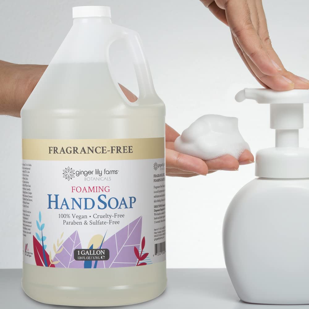 Ginger Lily Farms savon moussant main 1 gal en situation d'utilisation