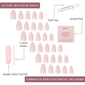 Glamnetic faux ongles press-on en rose amande sur une main