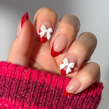Glamnetic faux ongles press-on short almond, vue avant avec base nude et bouts rouges