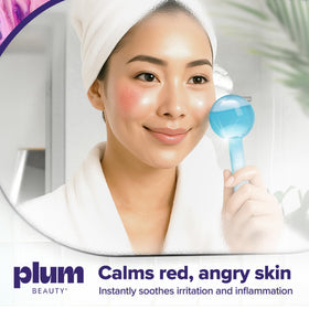Globes en verre Plum Beauty avec une main les tenant