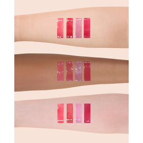 Gloss à Lèvres Glowy Rococo en utilisation sur les lèvres