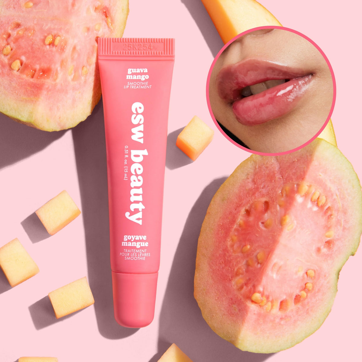 Gloss à lèvres Guava Mango à côté d'accessoires de maquillage