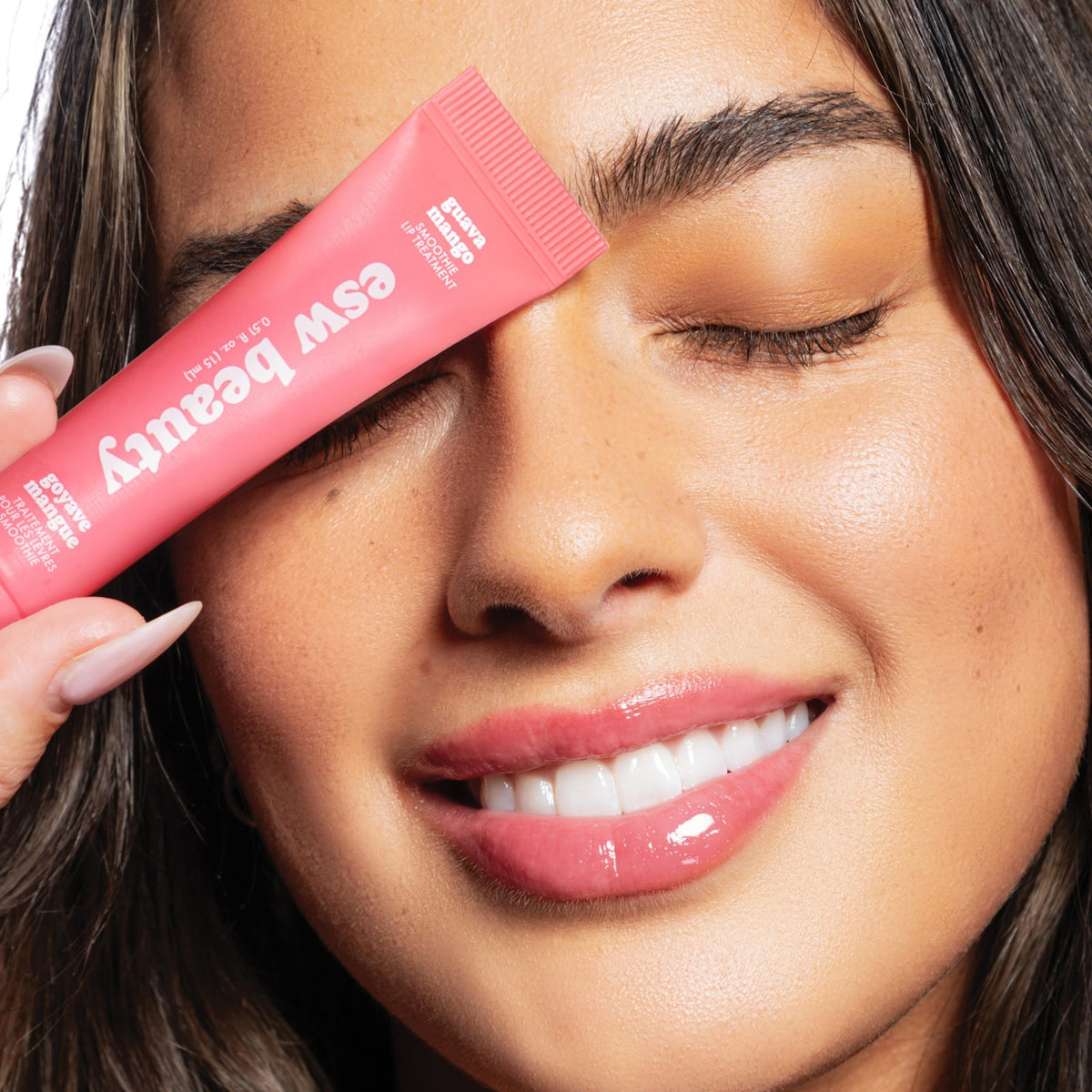 Gloss à lèvres Guava Mango avec texture crémeuse sur un doigt
