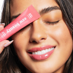 Gloss à lèvres Guava Mango avec texture crémeuse sur un doigt