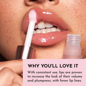 Gloss à lèvres LAWLESS Forget The Filler sur une table de maquillage