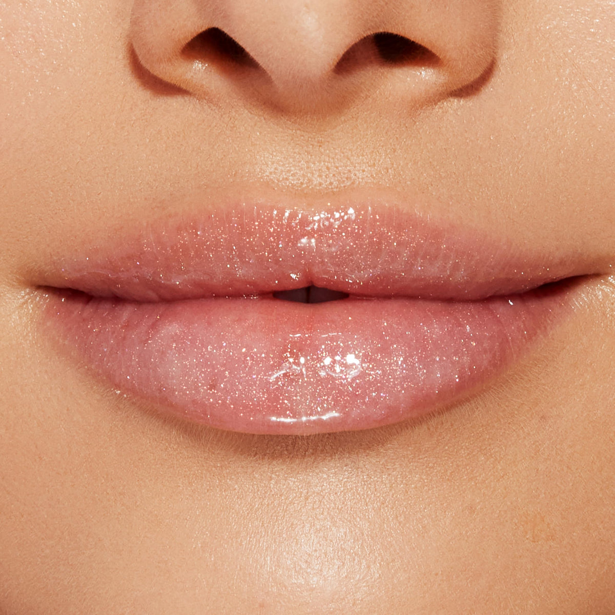 Gloss Too Faced Lip Injection avec fond coloré