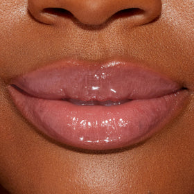 Gloss Too Faced Lip Injection Wifey For Lifey sur une main