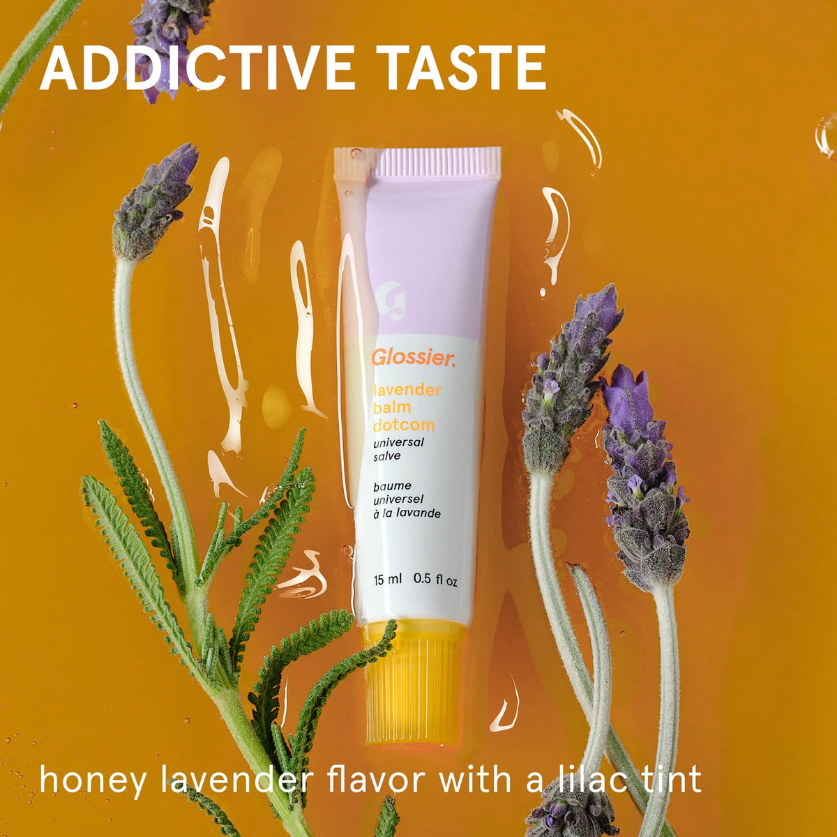 Glossier Balm Dotcom application sur les lèvres