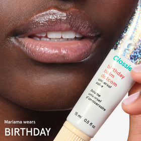 Glossier Balm Dotcom Birthday avec d'autres produits de beauté