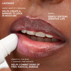 Glossier Balm Dotcom sur un fond esthétique avec fleurs