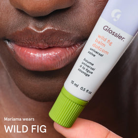 Glossier Balm Dotcom Teinte Corail Figue en usage quotidien