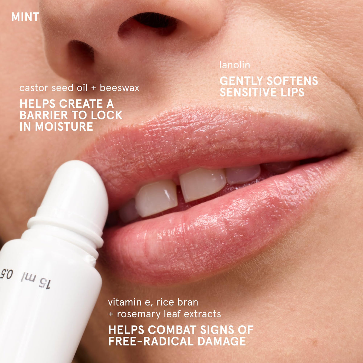 Glossier Balm Dotcom tube à menthe dans une main