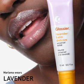 Glossier Balm Dotcom utilisé sur les cuticules
