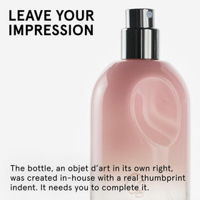 Glossier You Eau de Parfum 50 ml application sur poignet