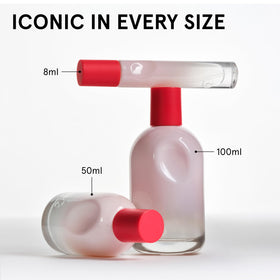 Glossier You Eau de Parfum 8 ml sur une table en bois