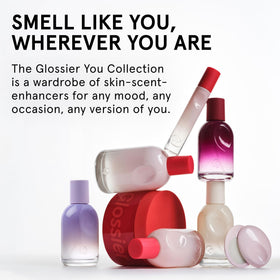 Glossier You Eau de Parfum avec d'autres produits de beauté