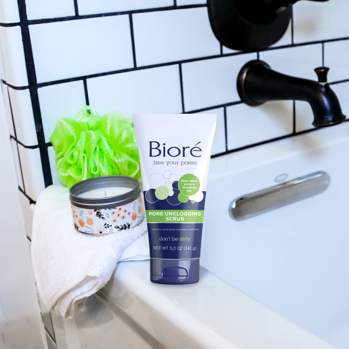 Gommage Bioré désobstruant pores dans une salle de bain