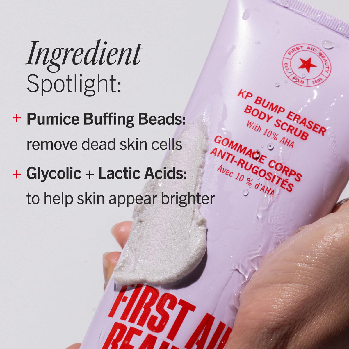 Gommage Corporel KP Bump Eraser First Aid Beauty en milieu de salle de bain