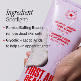 Gommage Corporel KP Bump Eraser First Aid Beauty en milieu de salle de bain