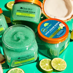 Gommage corps Tree Hut Coco Citron avec des ingrédients naturels en arrière-plan