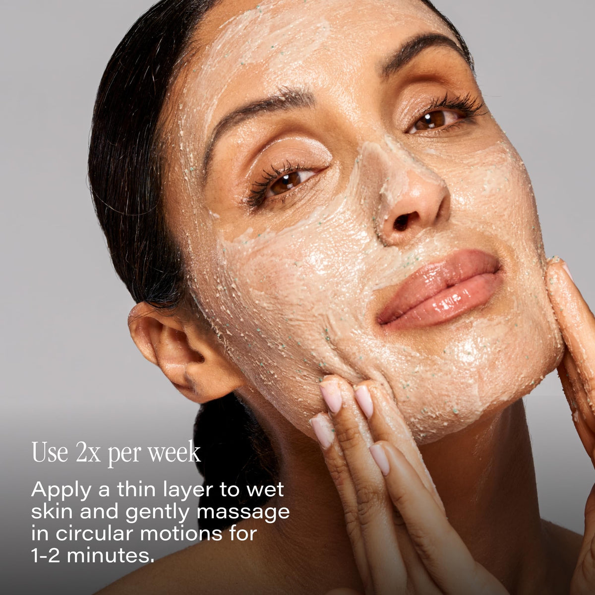 Gommage SKINN DermAppeal® sur un fond de produits de beauté