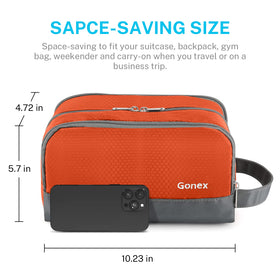 Gonex trousse de toilette sur une table, remplie de produits de soin