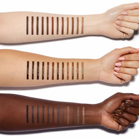 Goupillon du crayon à sourcils Anastasia Beverly Hills pour un mélange parfait
