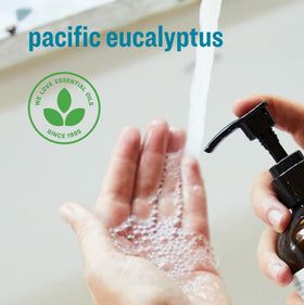 Gouttes de savon liquide mains Eucalyptus Pacifique sur une surface