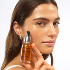 Gouttes TAN-LUXE The Face sur un miroir