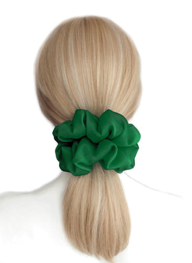 Grand scrunchie chiffon vert avec ruban argenté dans une boîte