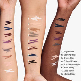 Gros plan du crayon gel eyeliner Clinique sur un fond blanc