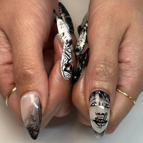 Gros plan sur des faux ongles press-on noirs et blancs