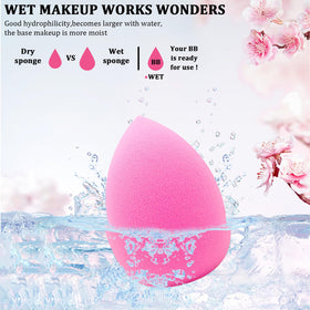 Gros plan sur l'éponge de maquillage Scartink, humidifiée pour application