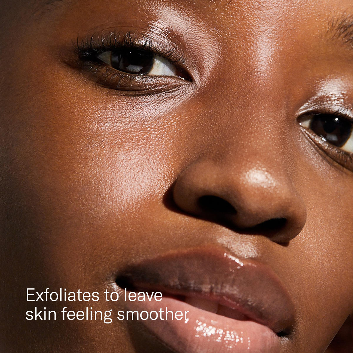 Gros plan sur la lame de dermaplanage Flamingo pour une précision optimale