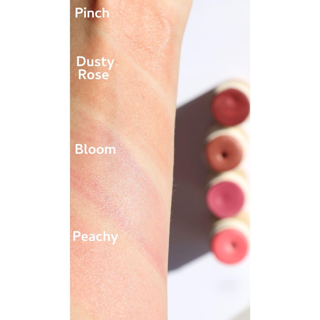 Gros plan sur la teinte bordeaux du crayon blush