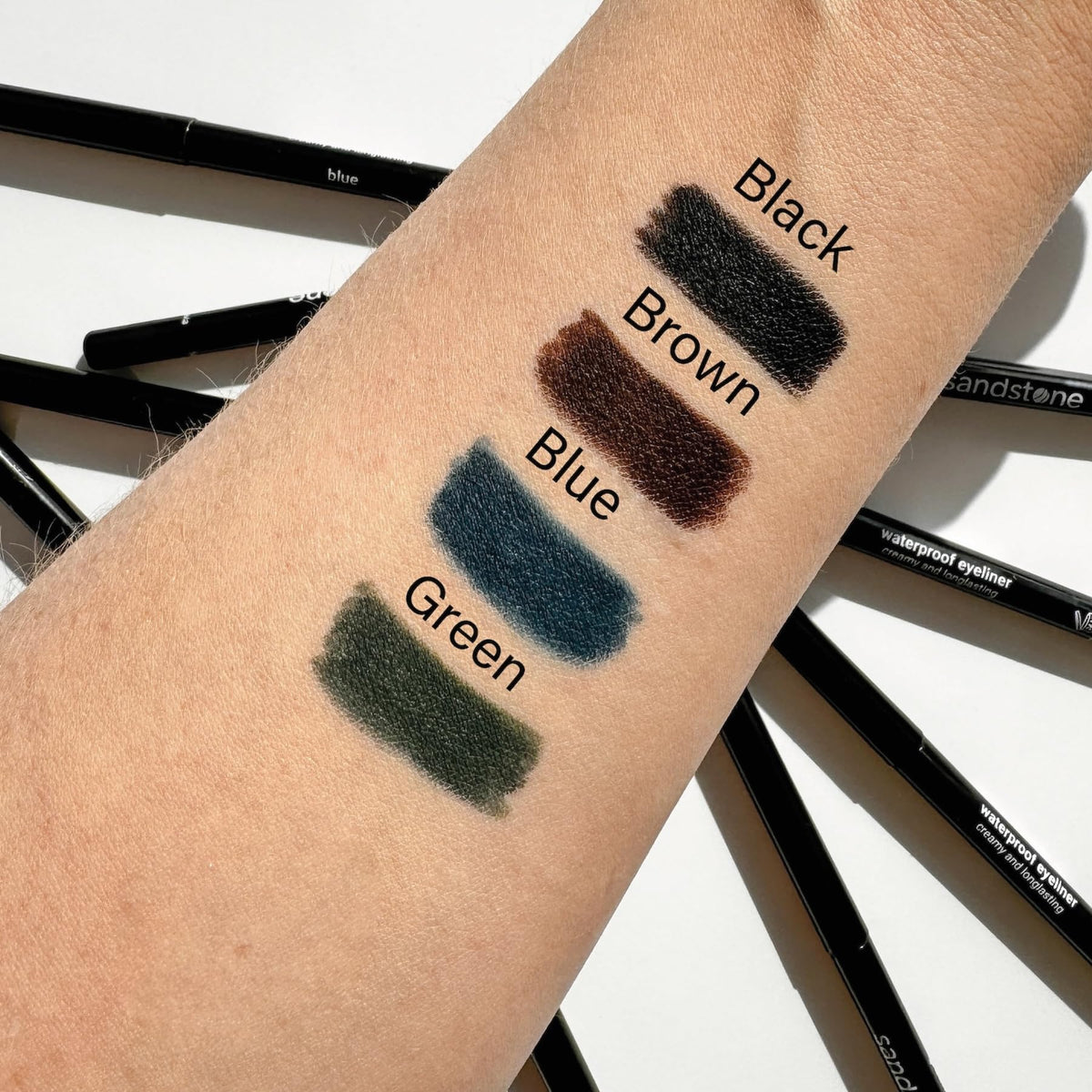 Gros plan sur la texture crémeuse du crayon eyeliner