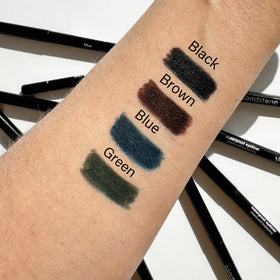 Gros plan sur la texture crémeuse du crayon eyeliner