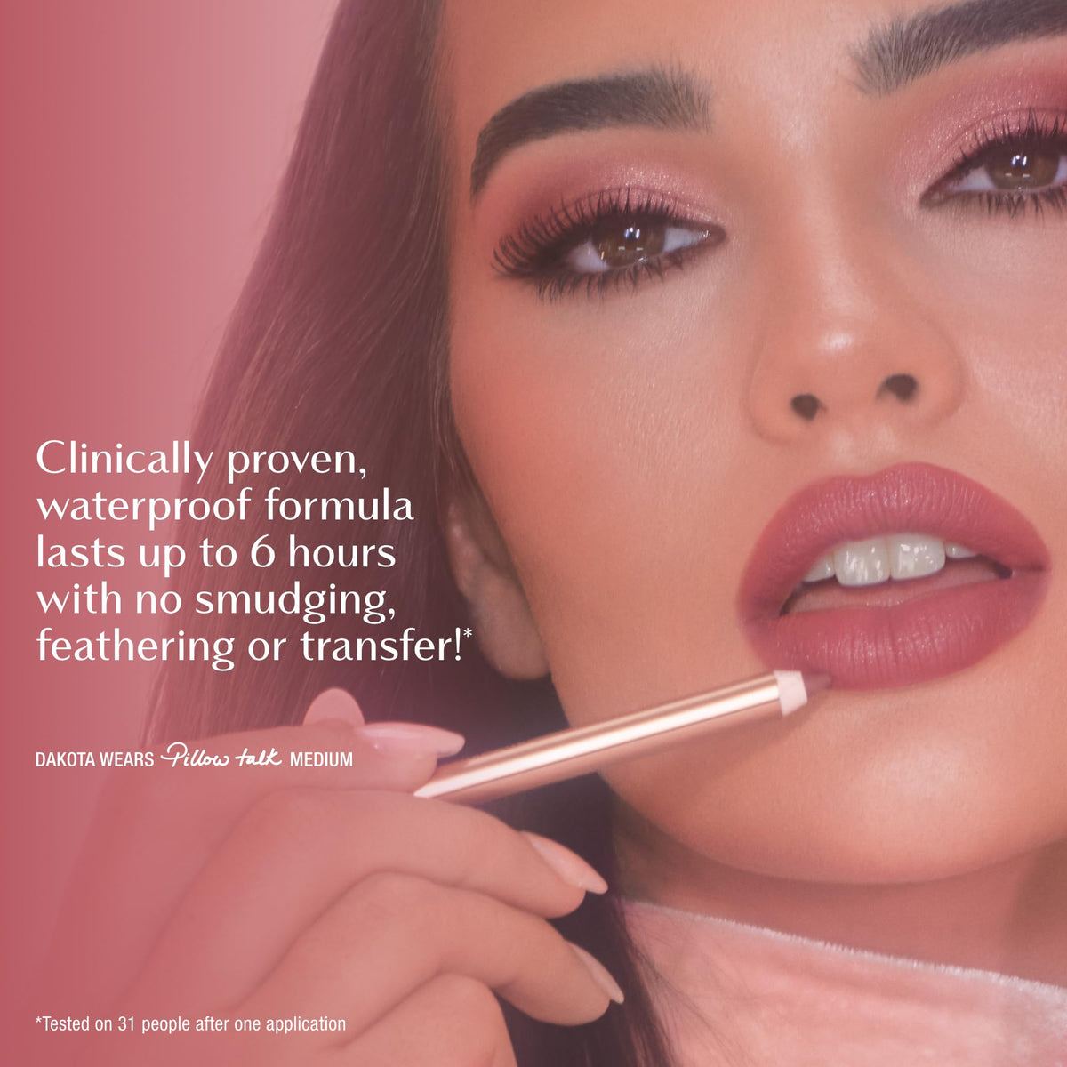 Gros plan sur la texture du crayon à lèvres Charlotte Tilbury
