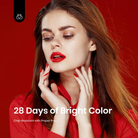 Gros plan sur la texture du vernis gel rouge beetles