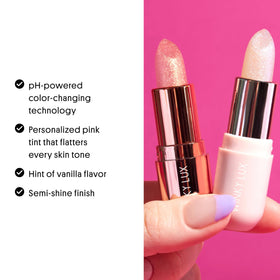 Gros plan sur le Baume Glimmer Rosé avec effet lumière