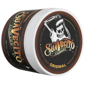 Gros plan sur le couvercle du gel Suavecito Pomade