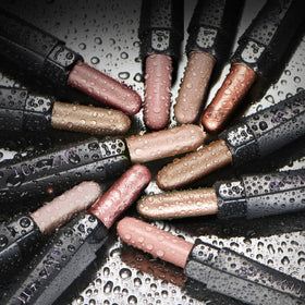 Gros plan sur le crayon à ombre à paupières LUXAZA PRO