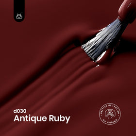 Gros plan sur le flacon de vernis gel rouge Antique Ruby 15ML beetles
