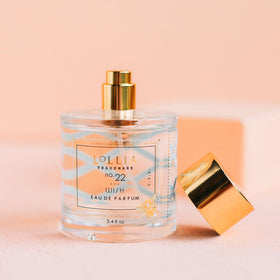 Gros plan sur le flacon en verre de LOLLIA Wish Eau de Parfum