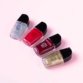 Gros plan sur le pinceau du vernis à ongles wet n wild Rouge Casting Call