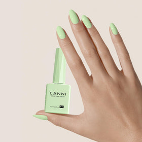 Gros plan sur le vernis à ongles CANNI vert menthe